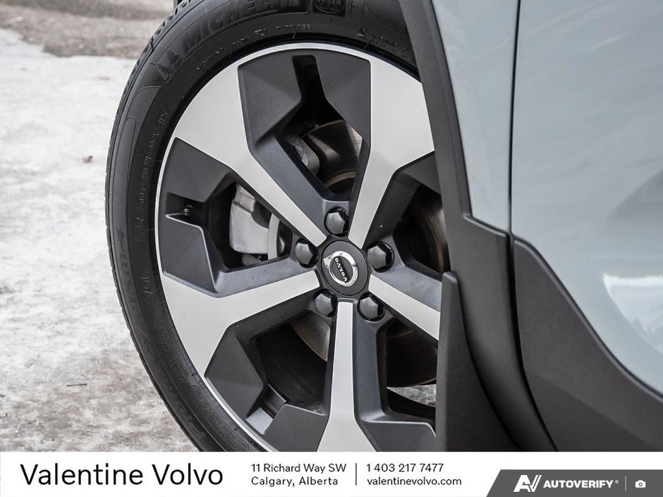 2025 Volvo XC40 Plus Dark Theme-5