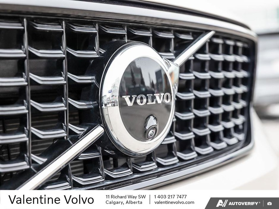 2025 Volvo XC40 Plus Dark Theme-9