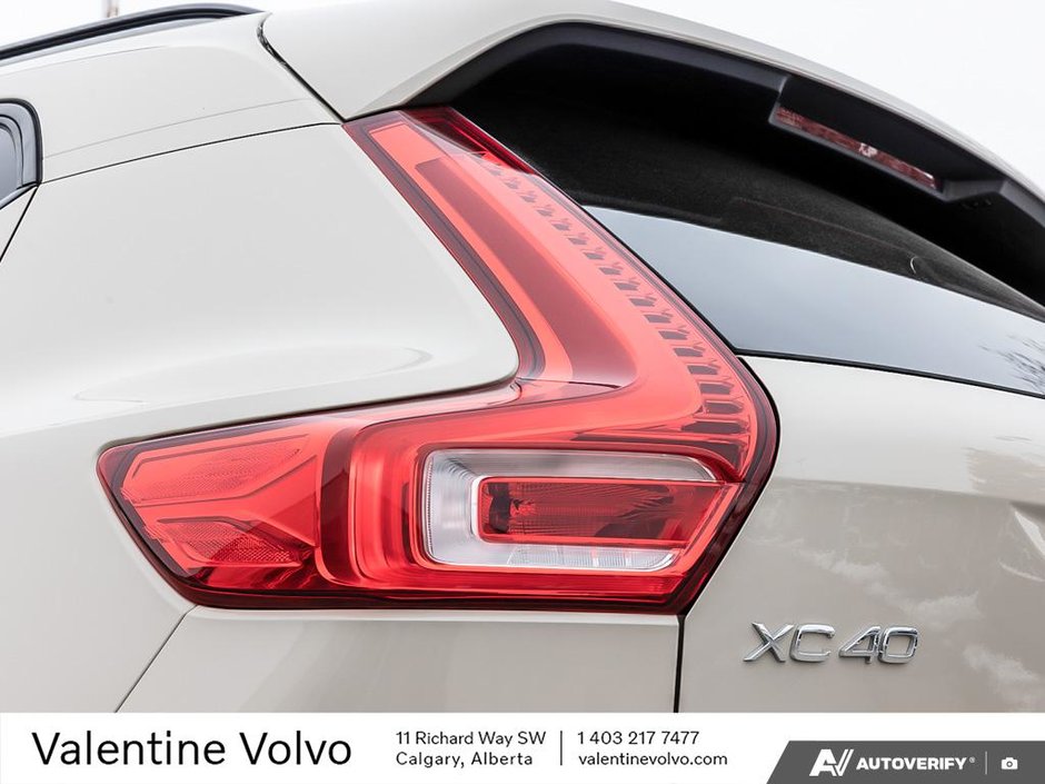2025 Volvo XC40 Plus Dark Theme-11