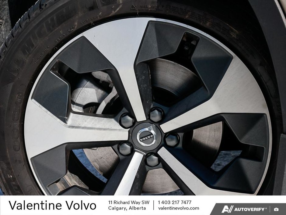 2025 Volvo XC40 Plus Dark Theme-5