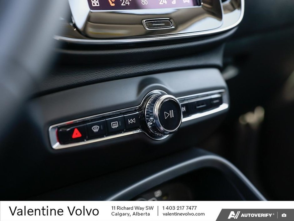 2025 Volvo XC40 Plus Dark Theme-19