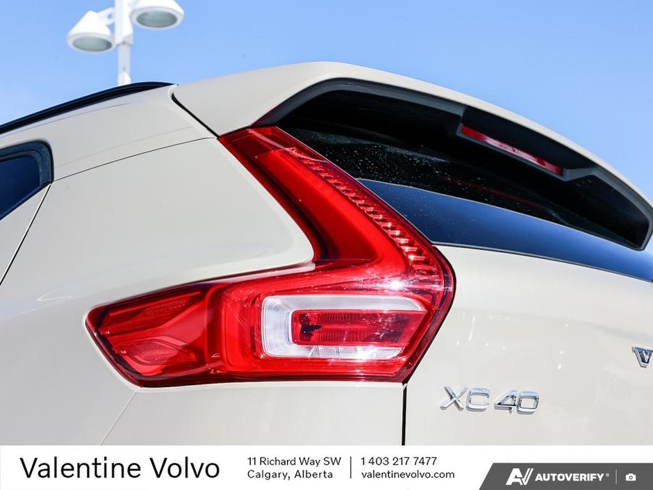 2025 Volvo XC40 Plus Dark Theme-11