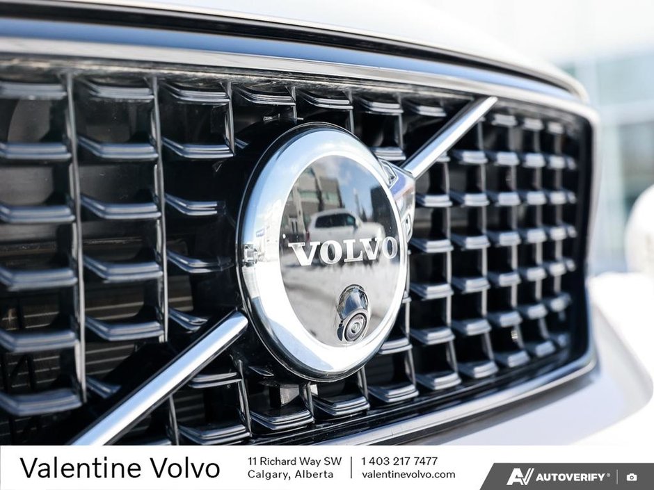 2025 Volvo XC40 Plus Dark Theme-8