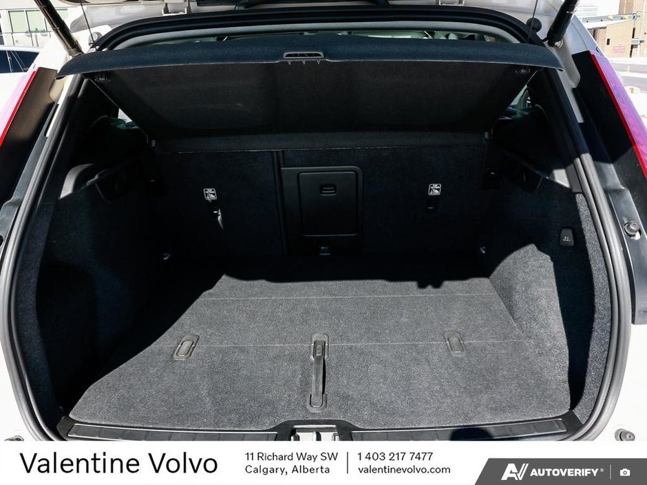 2025 Volvo XC40 Plus Dark Theme-10