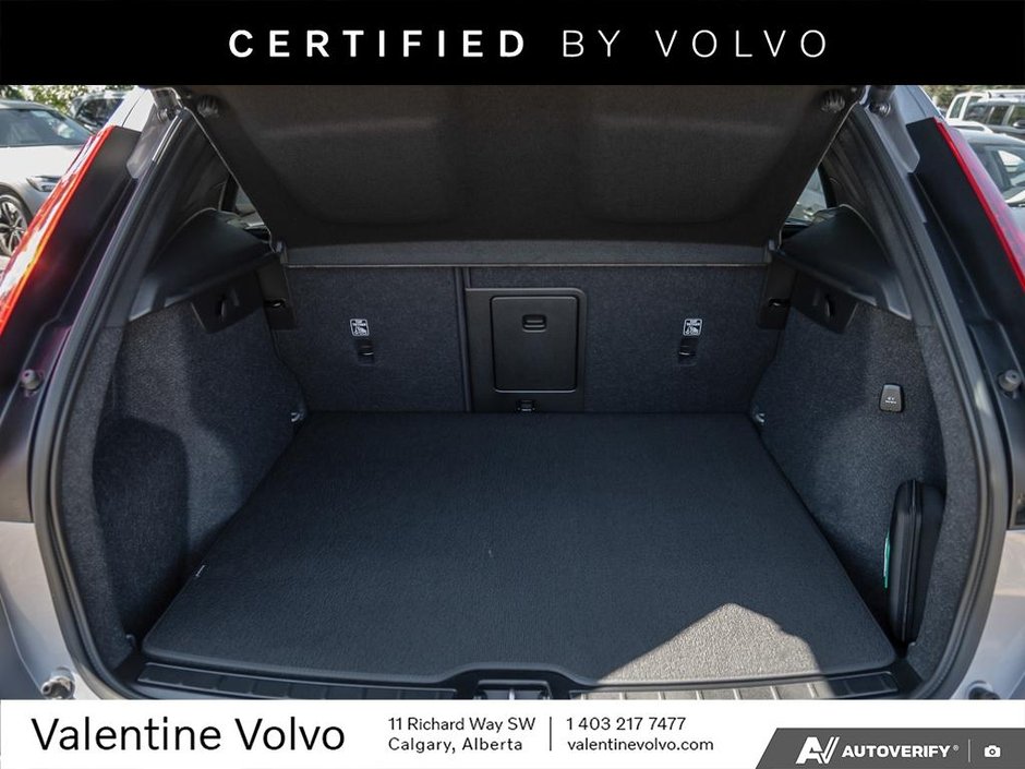 2026 Volvo XC40 Plus Dark Theme-10
