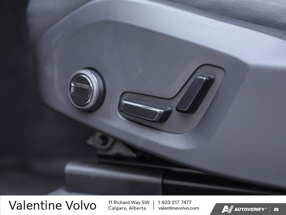 2025 Volvo XC60 Plug-In Hybrid Core Dark Theme-28