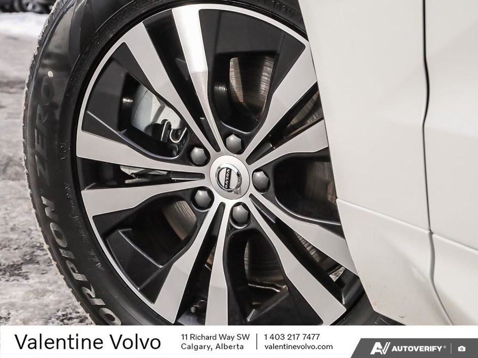 2025 Volvo XC60 Plug-In Hybrid Core Dark Theme-5