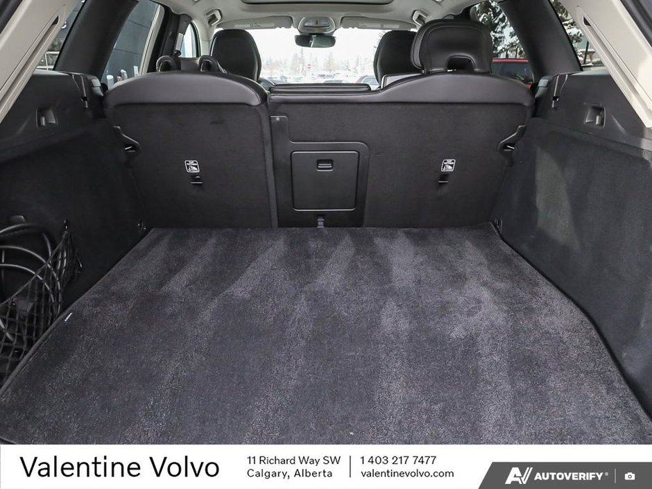 2025 Volvo XC60 Plug-In Hybrid Core Dark Theme-10