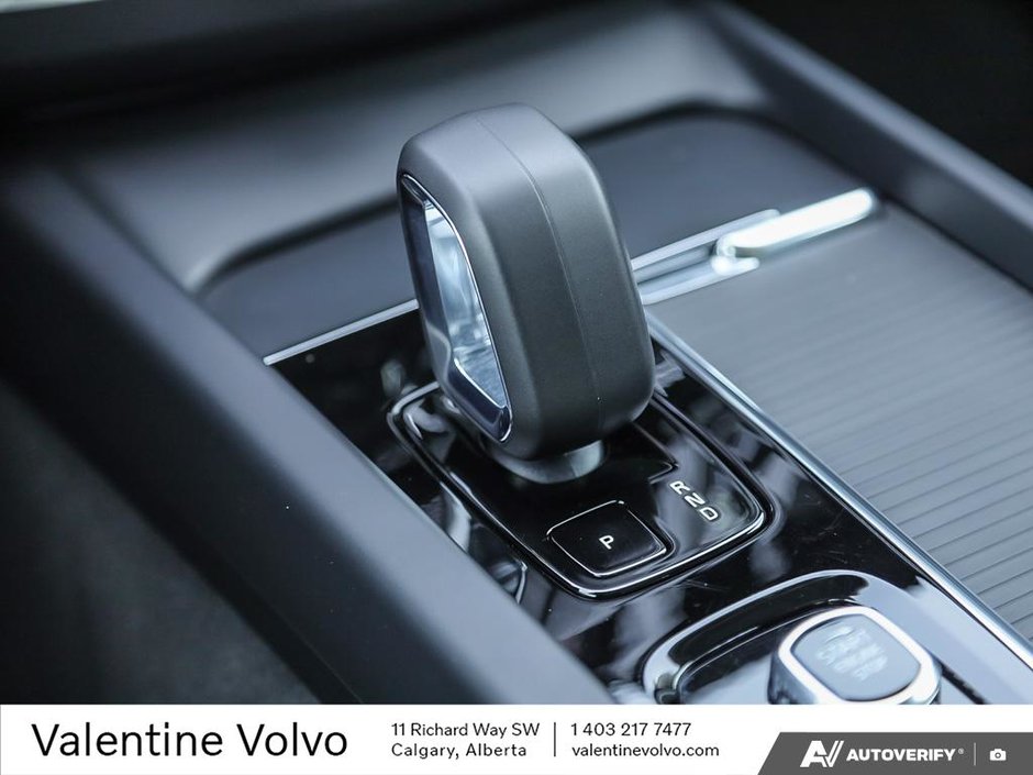 2025 Volvo XC60 Plug-In Hybrid Core Dark Theme-18