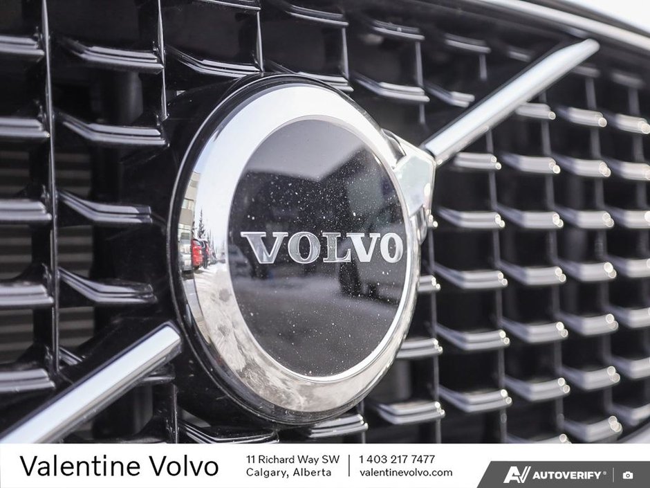 2025 Volvo XC60 Plug-In Hybrid Core Dark Theme-8