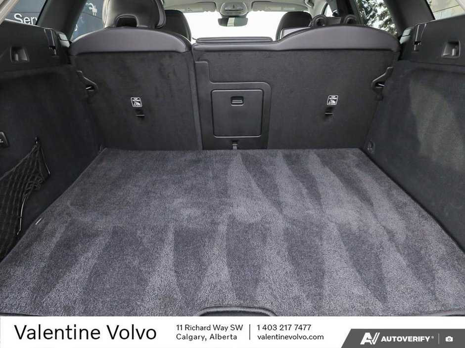 2025 Volvo XC60 Plug-In Hybrid Core Dark Theme-10