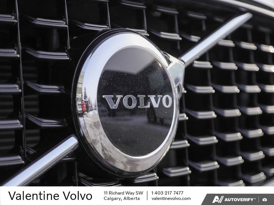 2025 Volvo XC60 Plug-In Hybrid Core Dark Theme-8