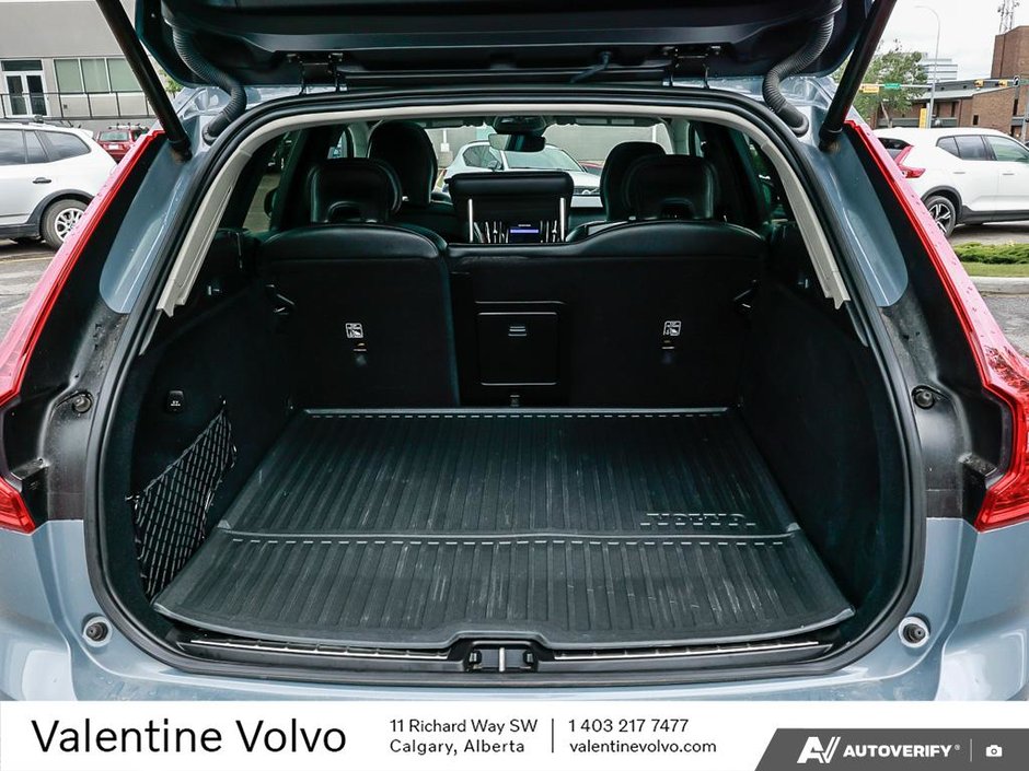 2023 Volvo XC60 Ultimate Dark Theme-5