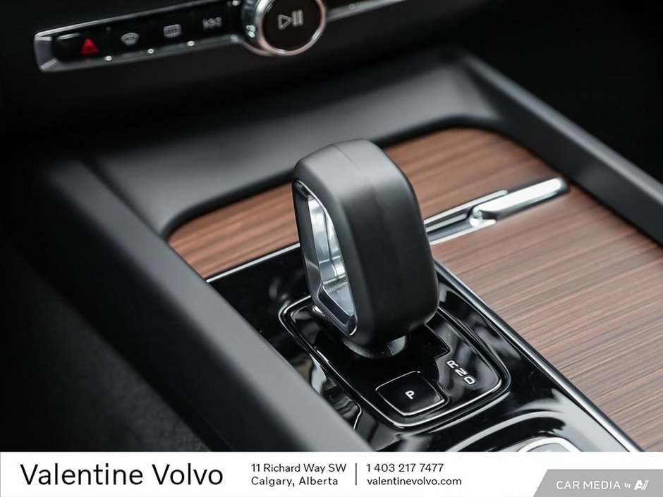 2024 Volvo XC60 Plus Dark Theme-18
