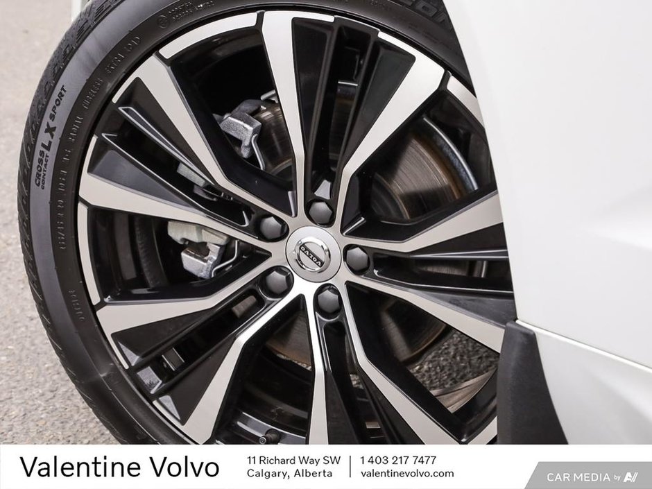 2024 Volvo XC60 Plus Dark Theme-5