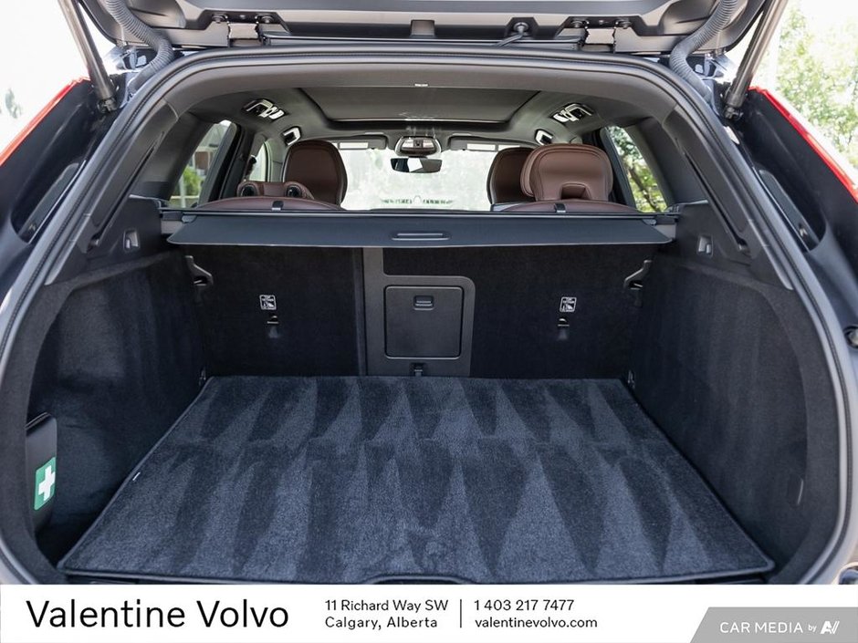 2024 Volvo XC60 Plus Dark Theme-10