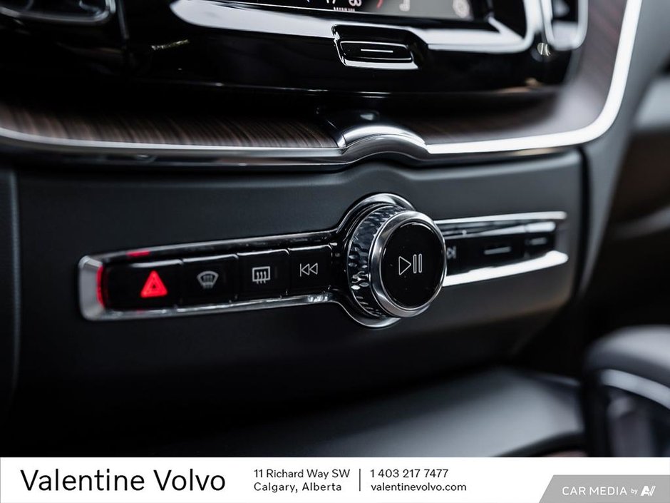 2024 Volvo XC60 Plus Dark Theme-18