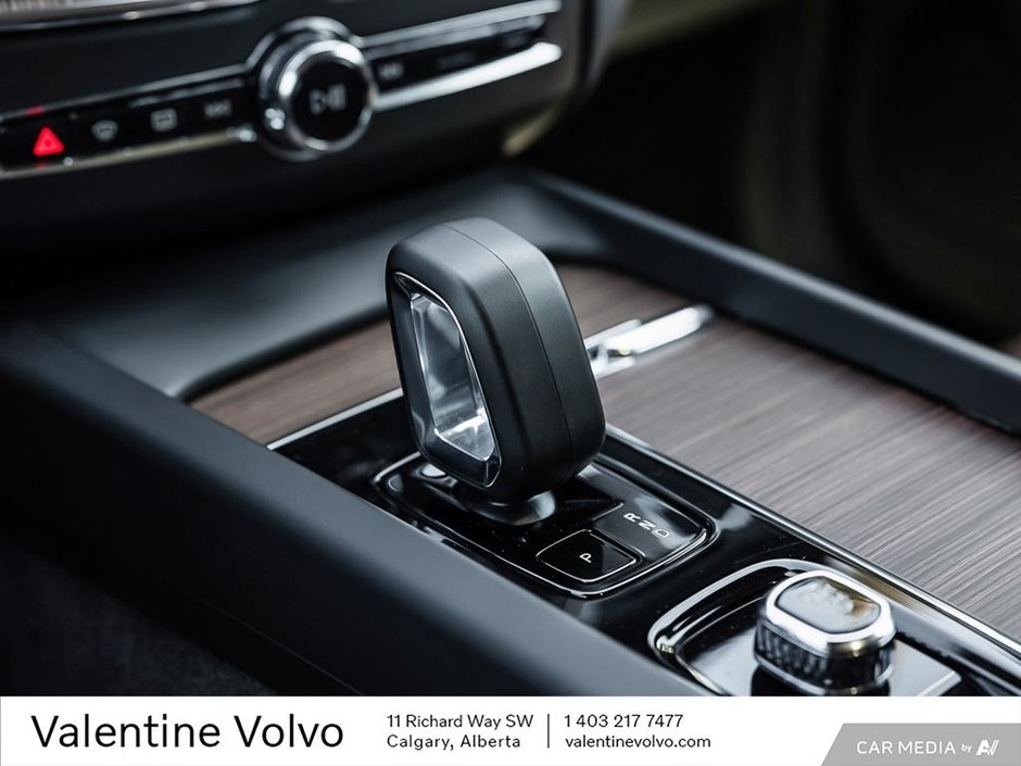 2024 Volvo XC60 Plus Dark Theme-16