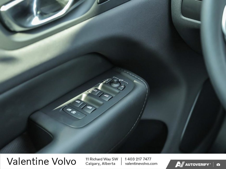 2024 Volvo XC60 Plus Dark Theme-16