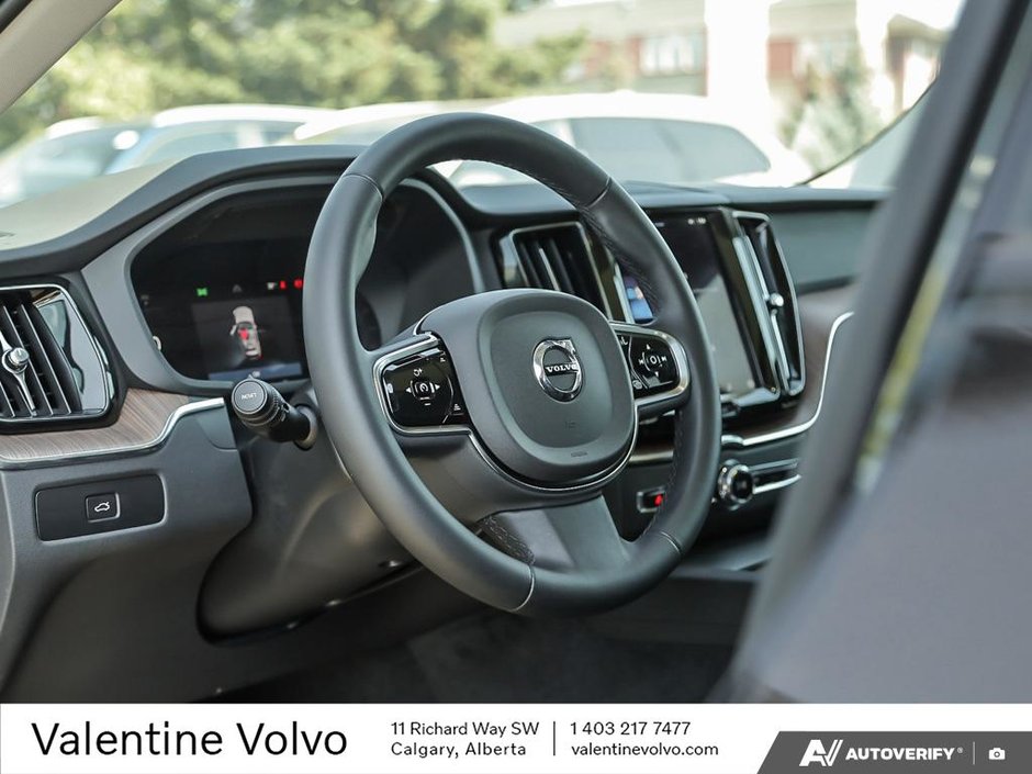 2024 Volvo XC60 Plus Dark Theme-12