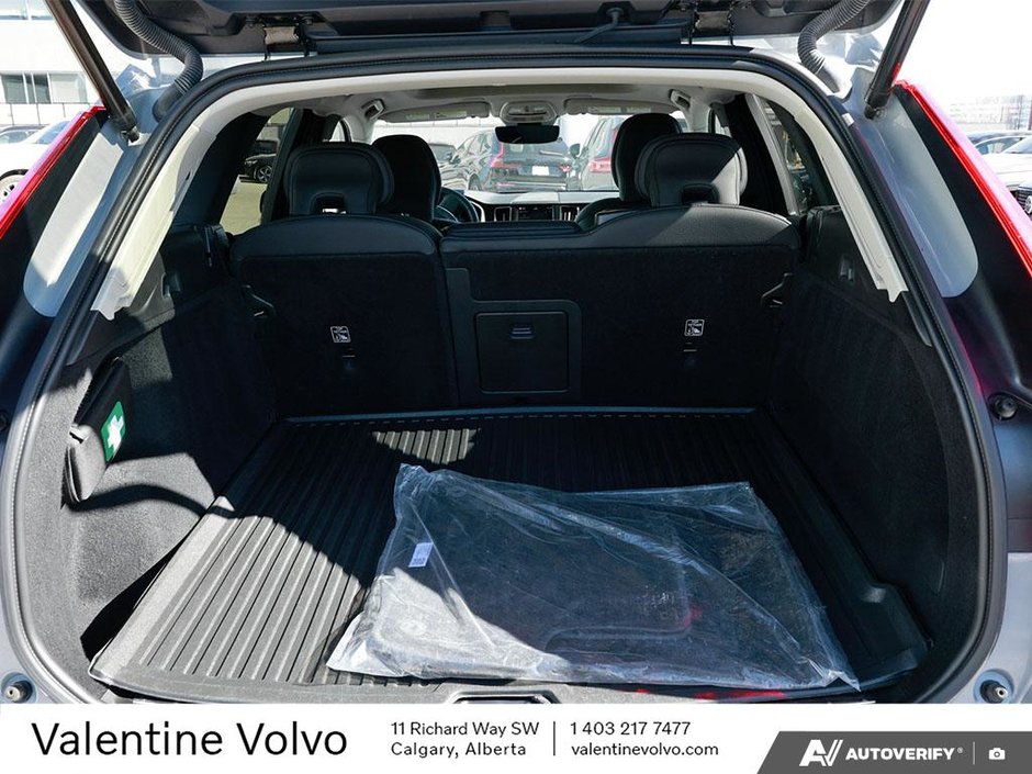 2024 Volvo XC60 Plus Dark Theme-5