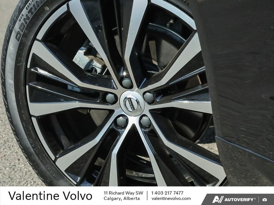2025 Volvo XC60 Plus Dark Theme-5
