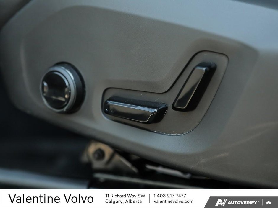 2025 Volvo XC60 Plus Dark Theme-28