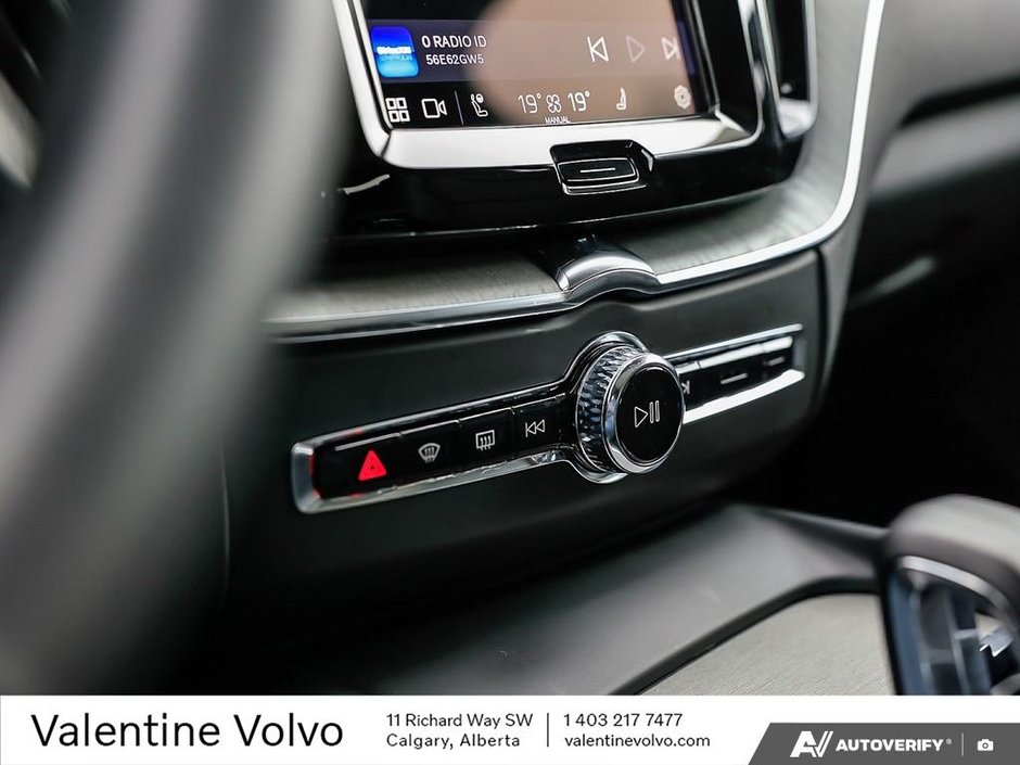 2025 Volvo XC60 Plus Dark Theme-19