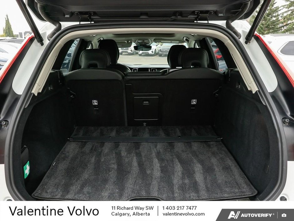 2025 Volvo XC60 Plus Dark Theme-10