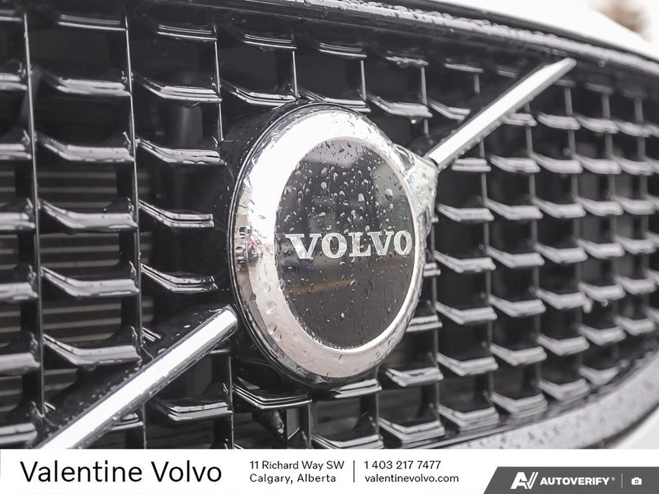 2025 Volvo XC60 Core Dark Theme-8