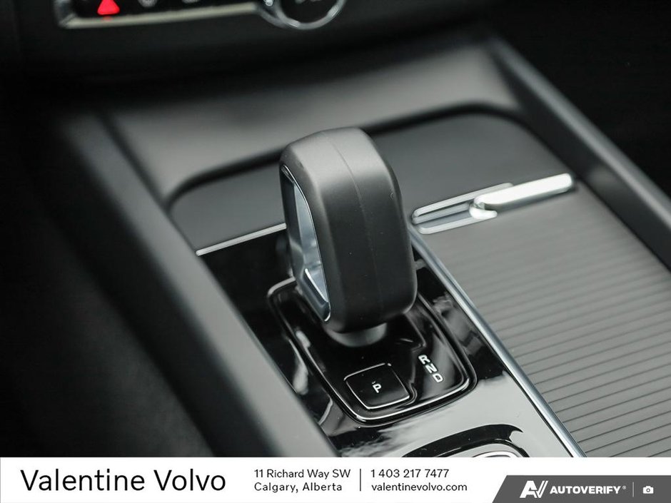 2025 Volvo XC60 Core Dark Theme-18