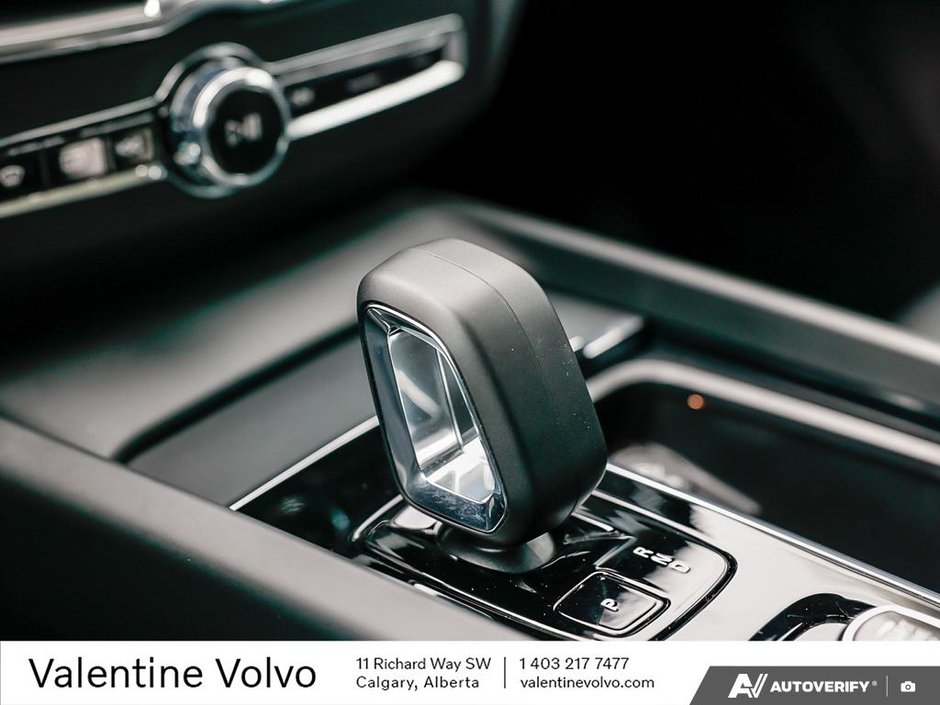 2025 Volvo XC60 Core Dark Theme-18