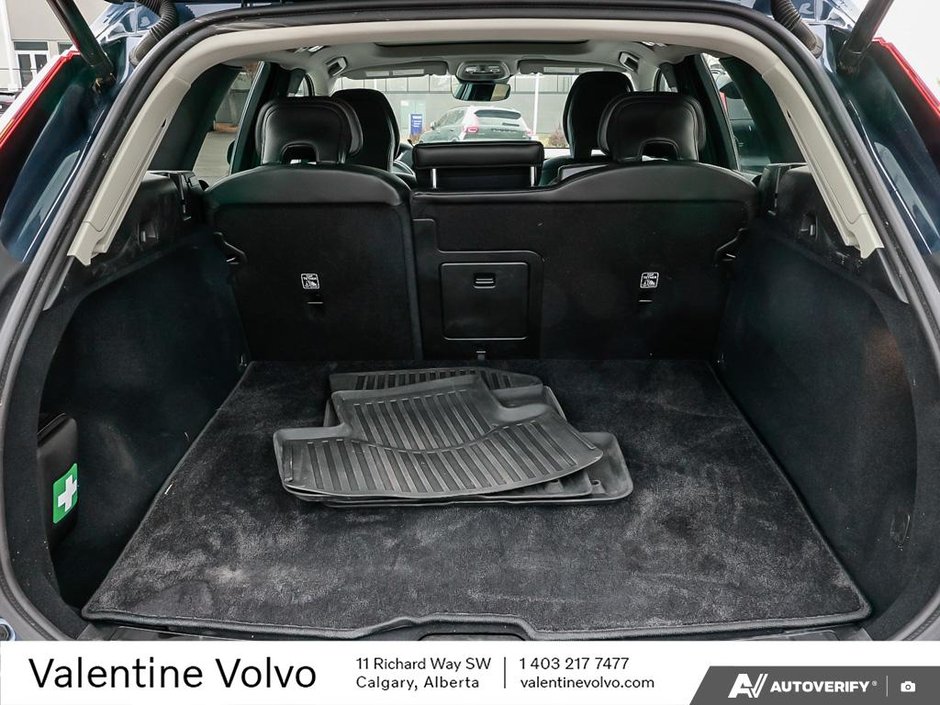 2025 Volvo XC60 Core Dark Theme-10