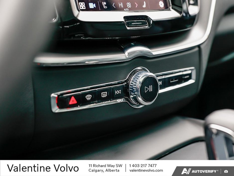 2025 Volvo XC60 Core Dark Theme-19