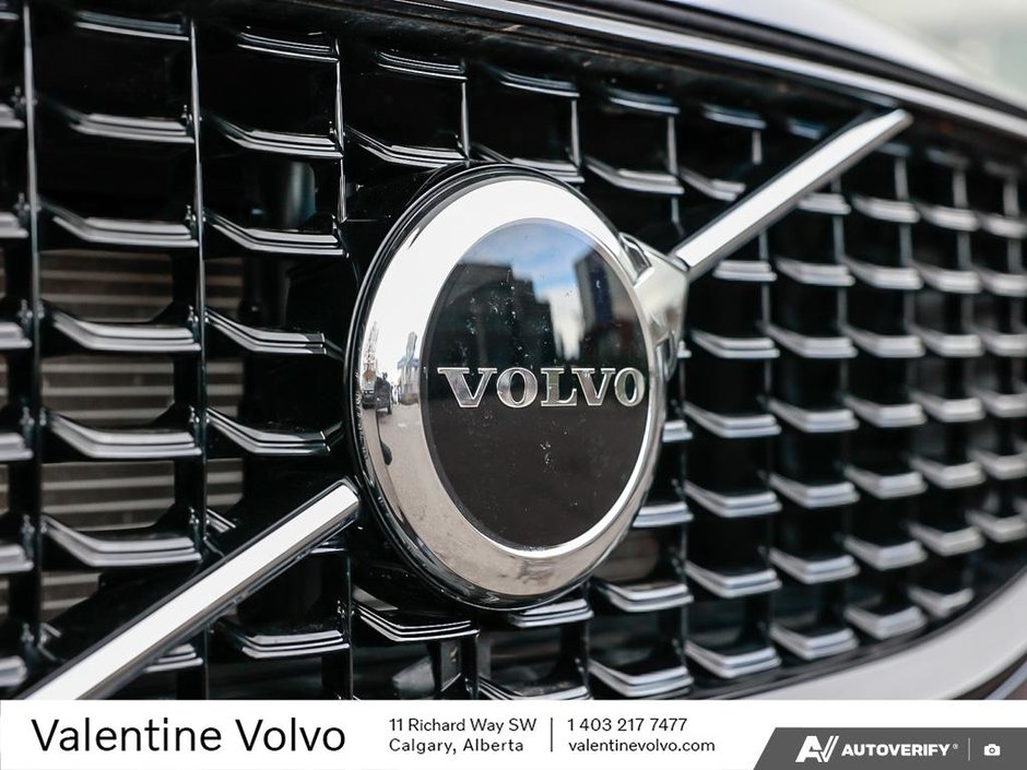 2025 Volvo XC60 Core Dark Theme-8