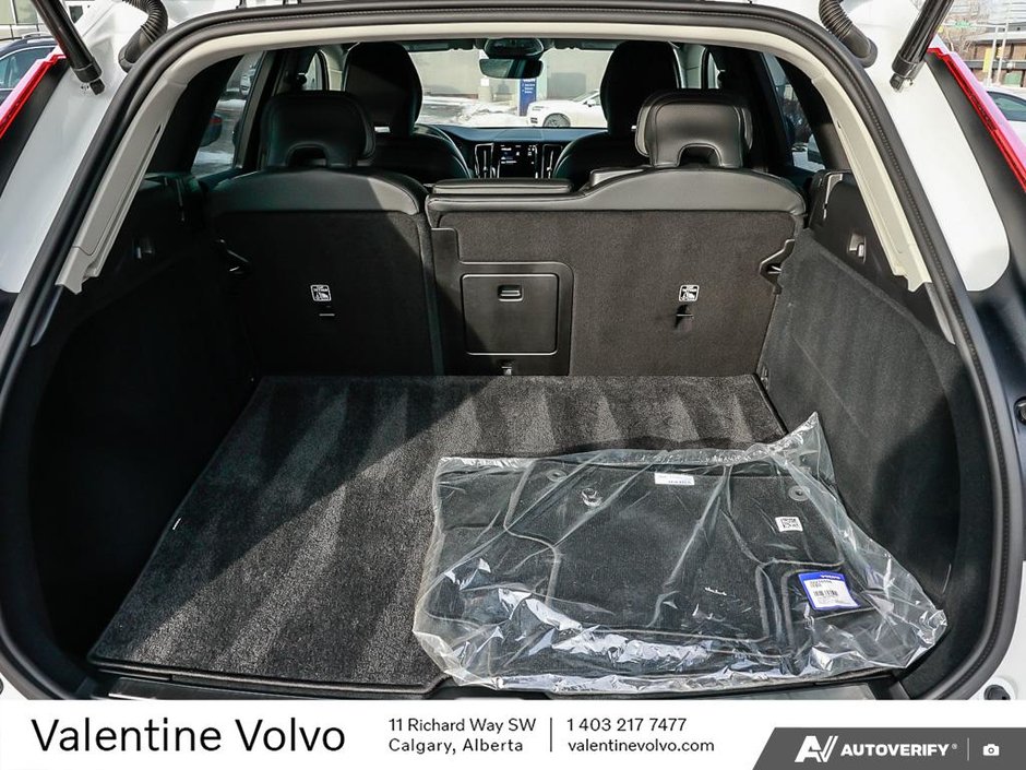 2025 Volvo XC60 Plus Dark Theme-10