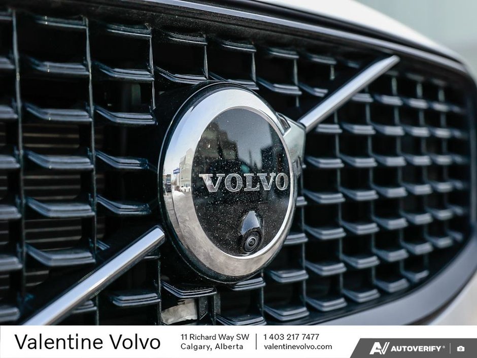 2025 Volvo XC60 Plus Dark Theme-8