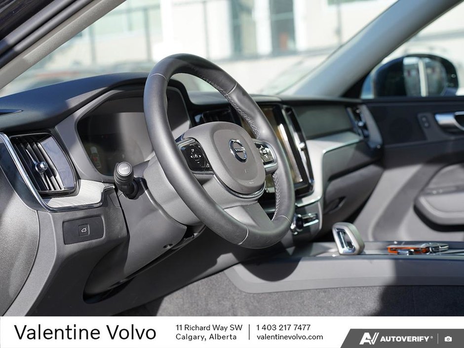 2025 Volvo XC60 Plus Dark Theme-12