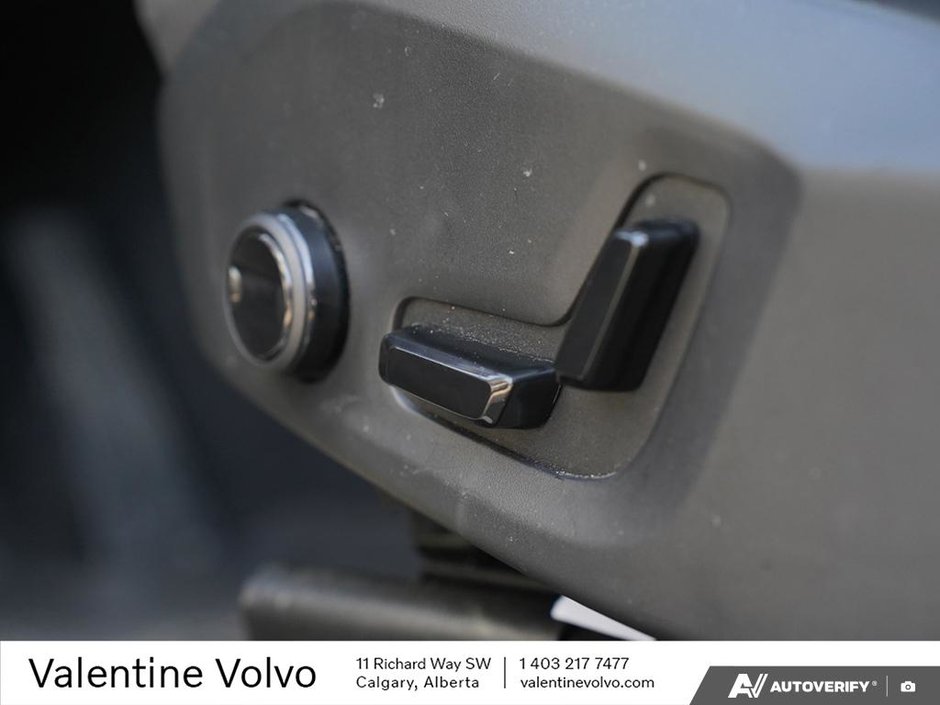 2025 Volvo XC60 Plus Dark Theme-28