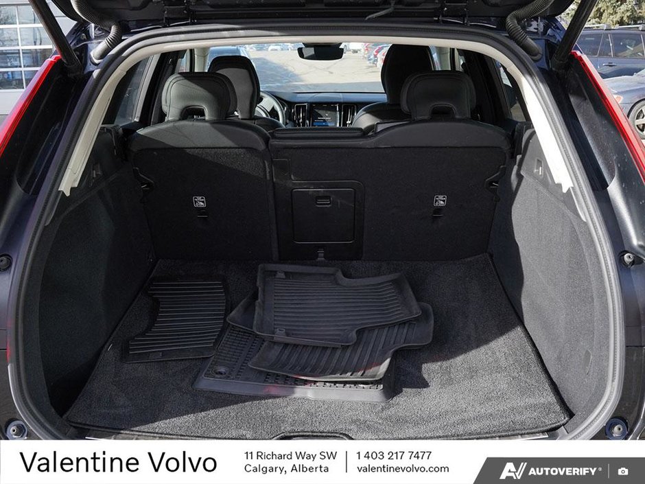 2025 Volvo XC60 Plus Dark Theme-10