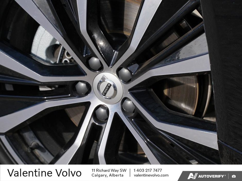 2025 Volvo XC60 Plus Dark Theme-5