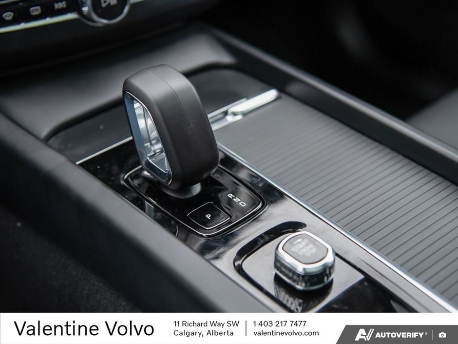 2025 Volvo XC60 Core Dark Theme-18