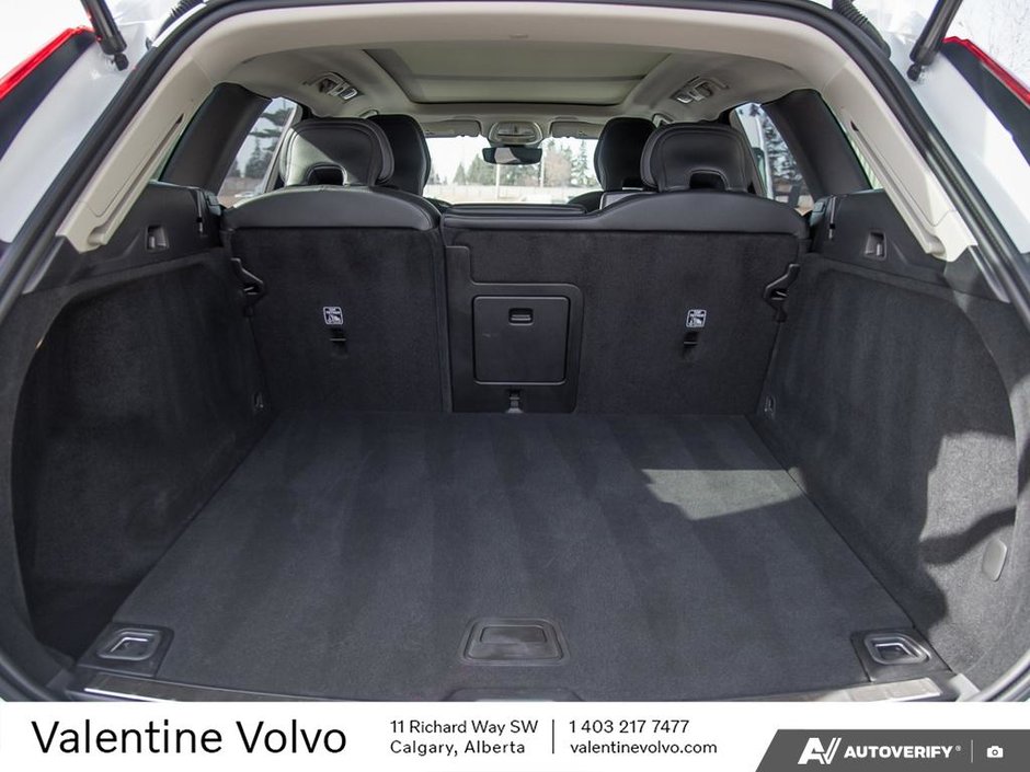2025 Volvo XC60 Plus Dark Theme-10