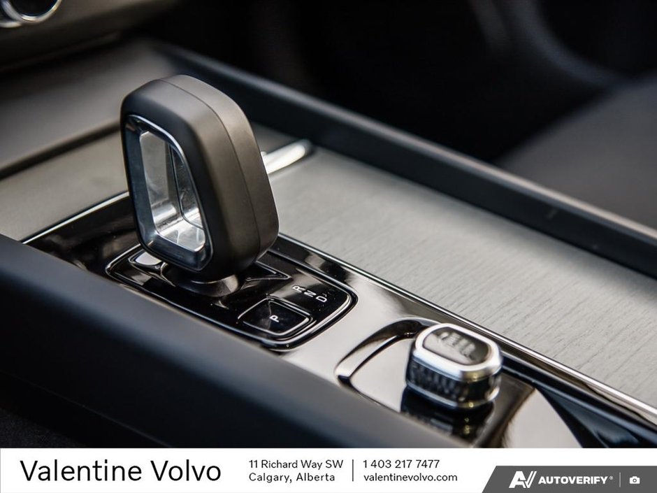 2025 Volvo XC60 Plus Dark Theme-18