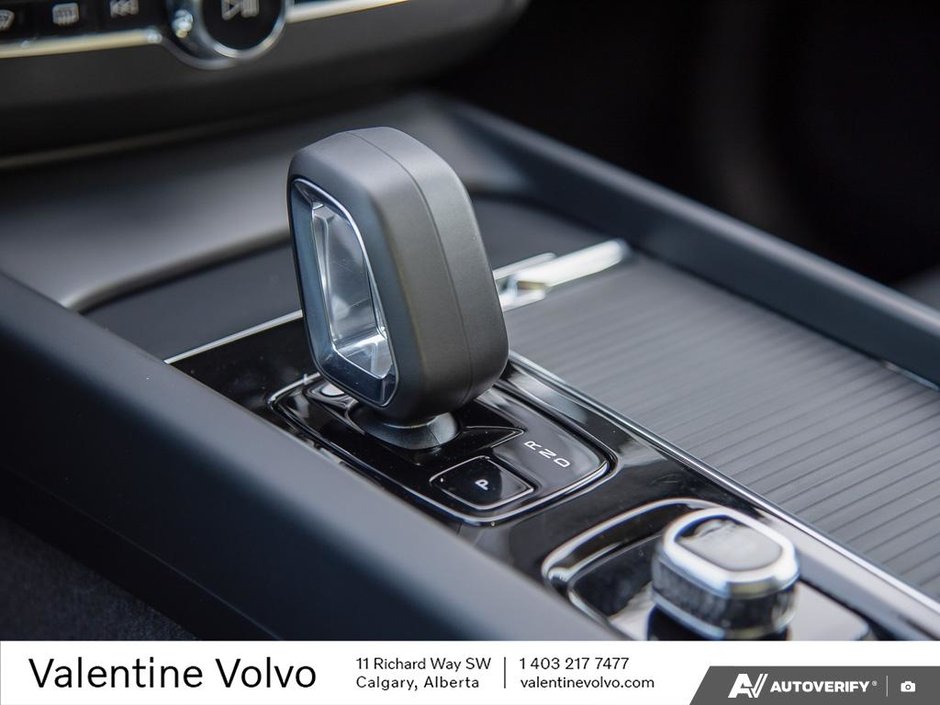 2025 Volvo XC60 Core Dark Theme-18
