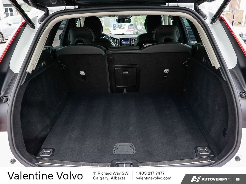 2025 Volvo XC60 Plus Dark Theme-10