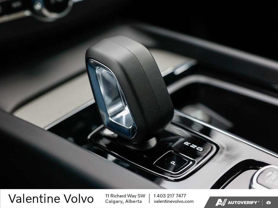 2025 Volvo XC60 Plus Dark Theme-18