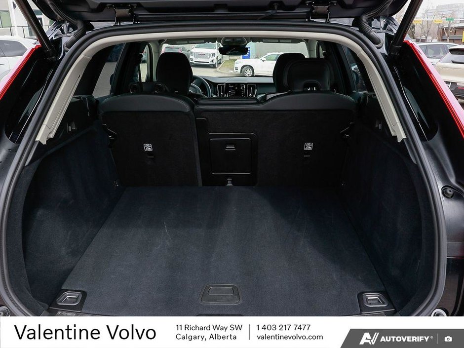 2025 Volvo XC60 Plus Dark Theme-10