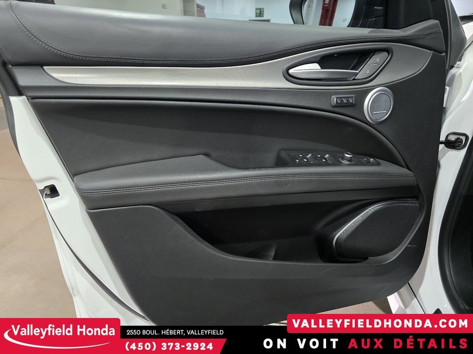 Alfa Romeo Stelvio Veloce AWD IMPECCABLE! 2022-19