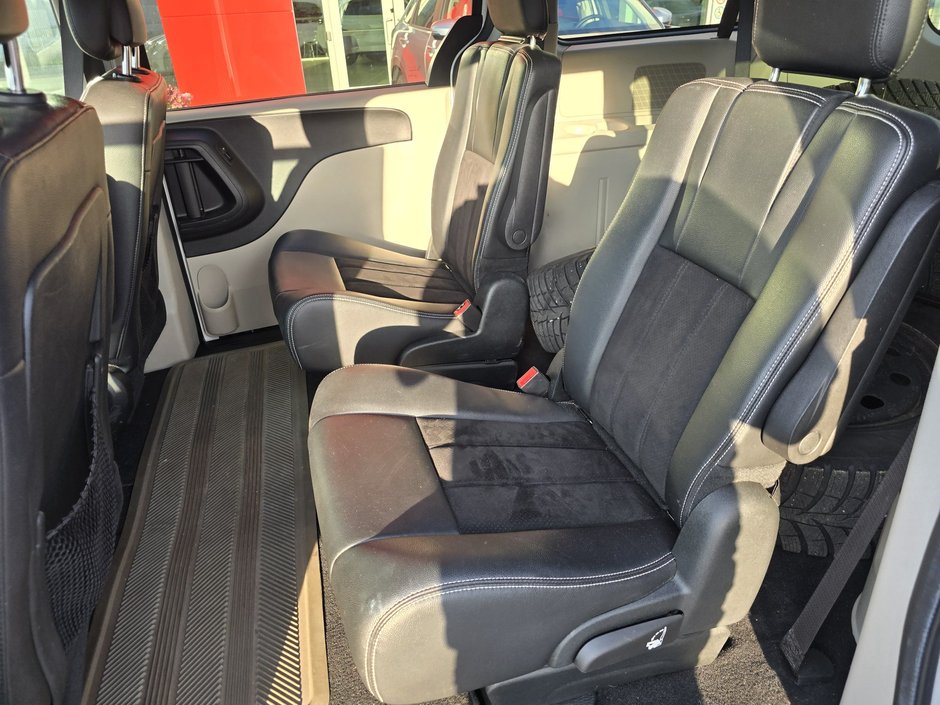 2017 Dodge Grand Caravan SXT Premium Plus-3